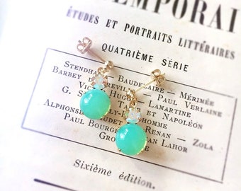 Boucles d'oreilles cabochon verre vintage Tchécoslovaque et Swarovski -green opal et CrystalAB-