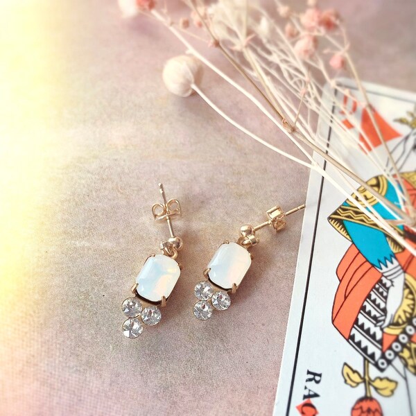 Boucles d'oreilles cabochon verre vintage Allemagne de l'ouest et Swarovski -white opal et crystal-