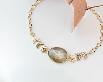 Bracelet fin pierre naturelle labradorite sur la chaîne feuilles dorées