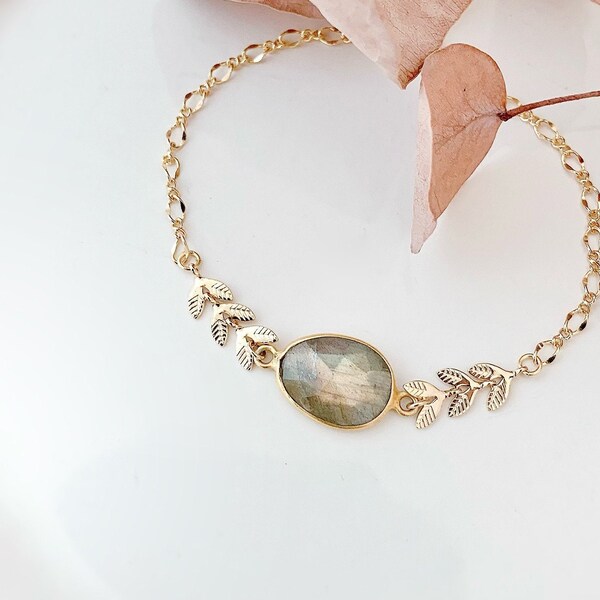 Bracelet fin pierre naturelle labradorite sur la chaîne feuilles dorées