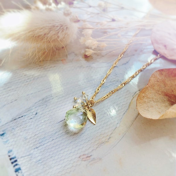 Collier très délicat pierre naturelle améthyste verte avec perles Swarovski et une feuille dorée Green amethyst