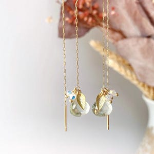 Lange Kettenohrringe aus natürlichem grünem Amethyst mit Swarovski-Perlen und einer goldenen Blattkette