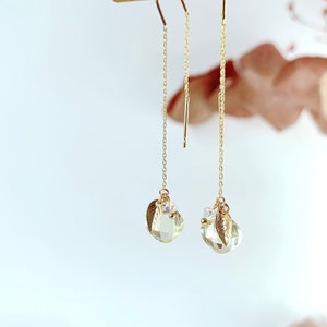 Boucles d'oreille longue pierre naturelle Quartz citron avec perle de Swarovski et une feuille dorée chaine earrings image 5