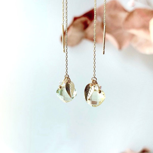 Boucles d'oreille longue pierre naturelle Quartz citron avec perle de Swarovski et une feuille dorée chaine earrings
