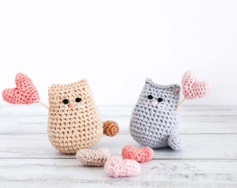 Crochet cat pattern // Itty bitty "love me" kitty // Valentine cat pattern // valentine amigurumi