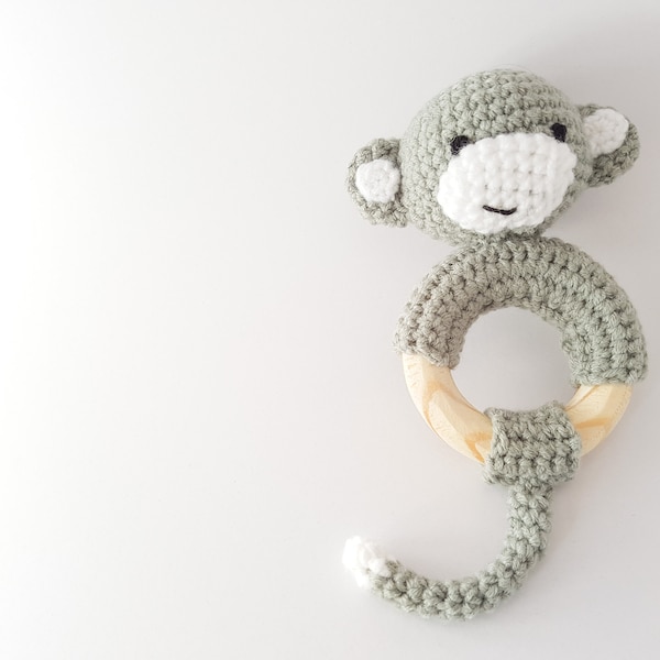 Crochet Monkey rattle // Crochet teether pattern // DIY baby rattle // Homemade baby shower gift // Easy crochet // Cute crochet