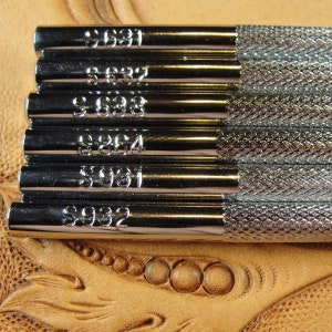 Peut inclure: Six outils en argent pour le travail du cuir avec des pointes de diff&eacute;rentes tailles. Les outils sont &eacute;tiquet&eacute;s avec les num&eacute;ros S 691, S 697, S 683, S 864, S 961 et S 932.