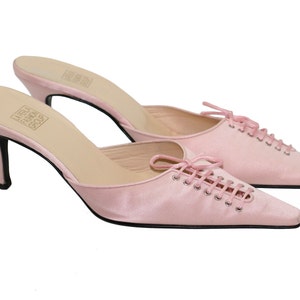 The pearl mules in pink silk