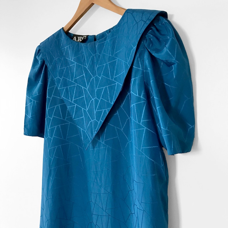 Dress Blue Half-Sleeve Knee-Length 80s Shift-Dress 1980s Teal-Blue Patterned Vintage Bibbed-Chest Pleated-Sleeve