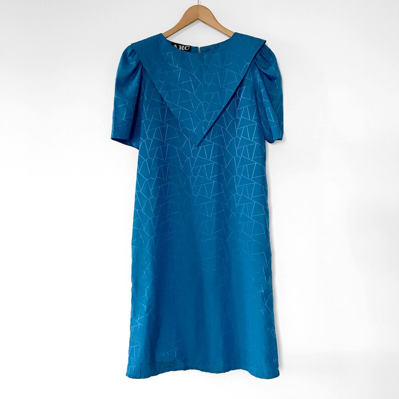 Dress Blue Half-Sleeve Knee-Length 80s Shift-Dress 1980s Teal-Blue Patterned Vintage Bibbed-Chest Pleated-Sleeve