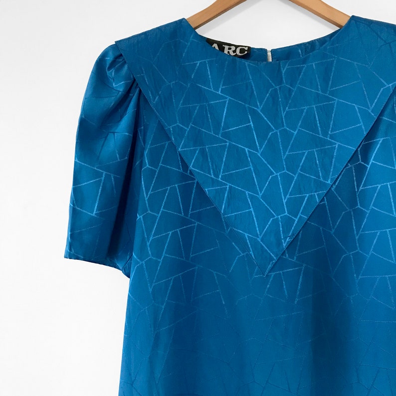 Dress Blue Half-Sleeve Knee-Length 80s Shift-Dress 1980s Teal-Blue Patterned Vintage Bibbed-Chest Pleated-Sleeve