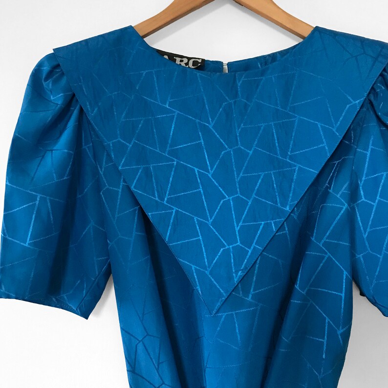 Dress Blue Half-Sleeve Knee-Length 80s Shift-Dress 1980s Teal-Blue Patterned Vintage Bibbed-Chest Pleated-Sleeve