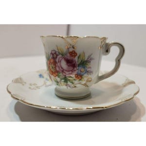 VTG Ucagco Mokkatasse Teetasse und Untertasse handbemalt Florals ausgebogten Kanten