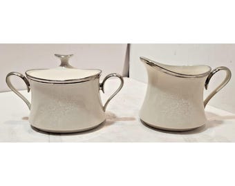 Juego vintage de azucarero y lechera de porcelana fina Lenox Moonspun con borde floral de platino.