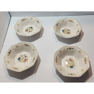 Puede incluir: Juego de cuatro cuencos octogonales blancos con un diseño floral. Los cuencos tienen un borde elevado y un borde festoneado. El diseño floral es en tonos de azul, rojo, amarillo y verde.
