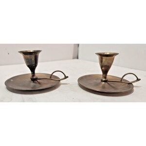 Juego vintage de 2 candelabros de latón con asa para el dedo.