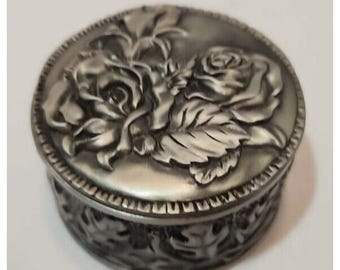 Caja de baratijas de metal vintage en tono plateado con rosas redondas en 3D de 2" de ancho por 1,5" de alto