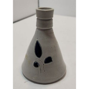 Może przedstawiać: Mały, biały ceramiczny wazon z czarnym wzorem liścia. Wazon ma szeroką podstawę i wąską szyjkę.