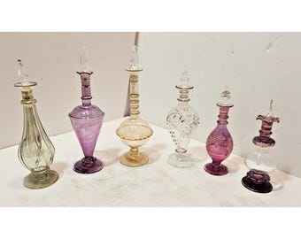 Conjunto de 6 frascos de perfume de vidro egípcio feitos à mão nas cores rosa, roxo, verde e dourado.