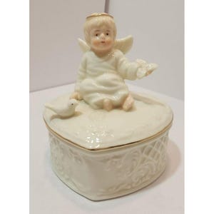 Vintage Enesco Porzellan Engel mit Vogel auf Herzform Schmuckdose sitzend Elfenbein