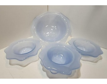 Cuenco para servir de vidrio esmerilado azul antiguo con diseño festoneado y floral y 4 cuencos pequeños a juego