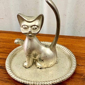 Figura de gato plateada vintage de mediados de siglo hecha en Hong Kong