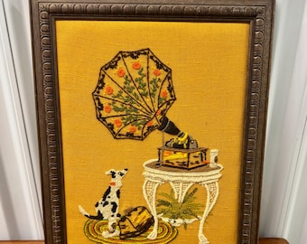 Gramófono de perro con bordado Crewel vintage de los años 70 enmarcado