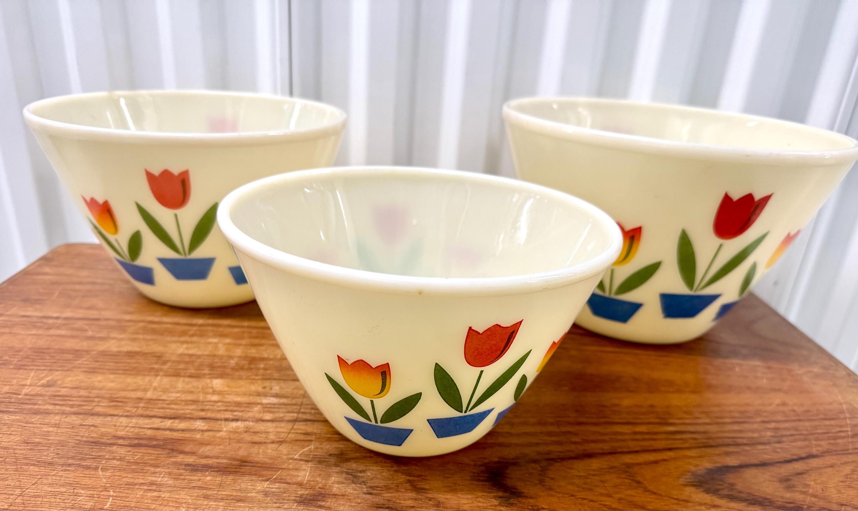Fire-King ミキシングボウル 3点 チューリップ、ドット Vintage Mid Century Fire King Tulip Nesting Mixing Bowl Set of 3