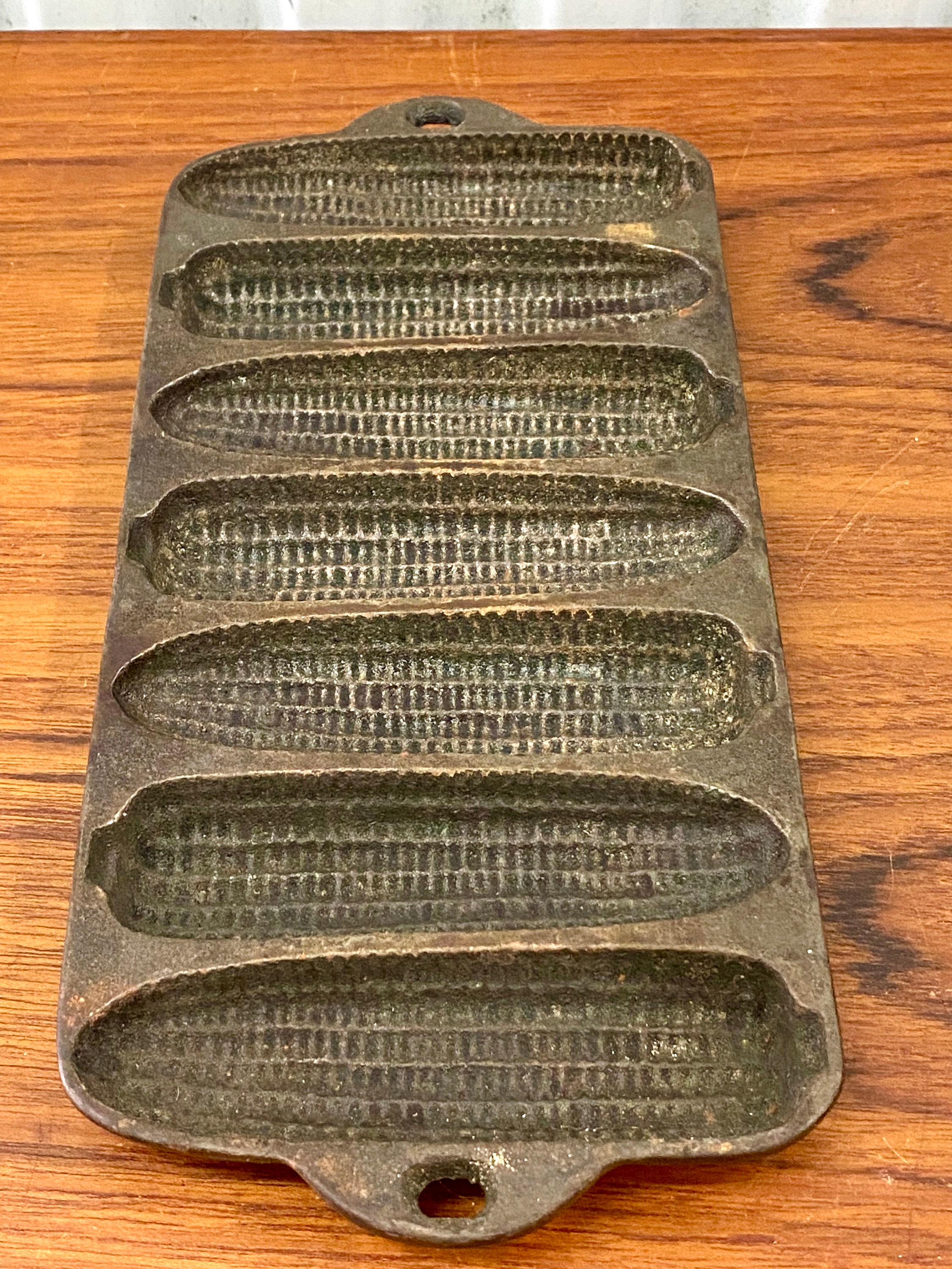 Cast Iron Guys - Unmarked Wagner popover pan/muffin tin 1960s. Made from  Griswold pattens. Great user Item 2114 Please note all pictures on our site  are of the actual piece you will