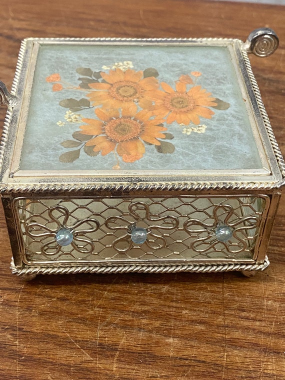 Small Size Vintage Jewellery Case Fashion Jewelry Box White Enamel  Zinc-alloy Metal Trinket Box Flower Carved Toothpick storage