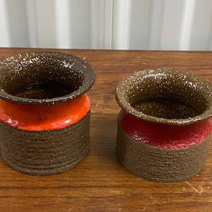 Zwei Kleine Dekorative Mid Century Studio Keramik Gläser Rot Orange Glasur