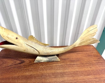 Vintage Mid Century Horn Hand geschnitzte Fisch Volkskunst
