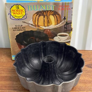 Vintage Nordic Ware Heavy Duty Fluted Bundt Cake Pan 12 Cup Cast Aluminum