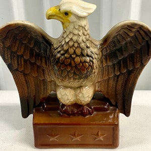 Banco de ahorros vintage de águila calva industrial emigrante