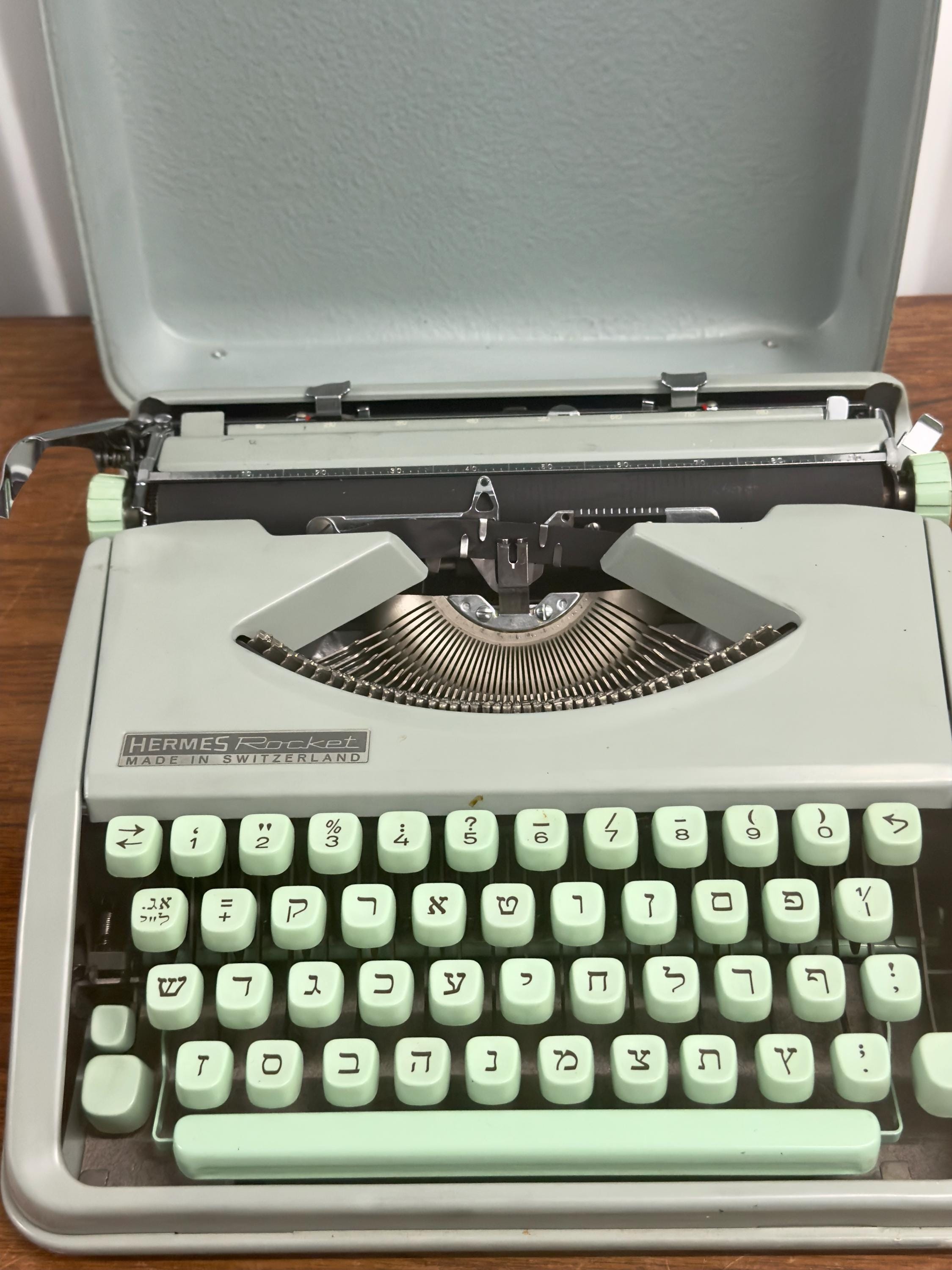 HERMES Rocket タイプライター　スイス製 Hermes Rocket Vintage Typewriter complete with case and