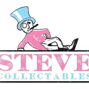 Puede incluir: Un logotipo rosa y azul con un hombre de dibujos animados que lleva un sombrero de copa y un mon&oacute;culo. El texto "STEVE COLLECTABLES" est&aacute; debajo del dibujo animado.