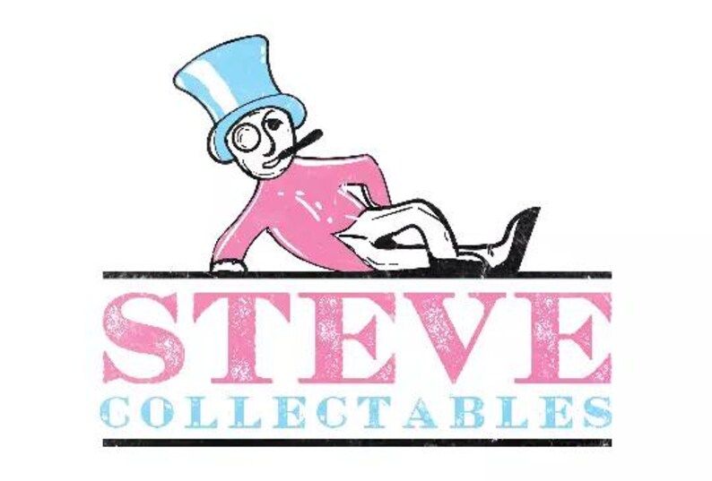 Puede incluir: Un logotipo rosa y azul con un hombre de dibujos animados que lleva un sombrero de copa y un mon&oacute;culo. El texto "STEVE COLLECTABLES" est&aacute; debajo del dibujo animado.