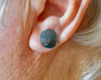 stud earrings black / dark grey oxidised finish with delicate embossed pattern. 8 mm diameter.