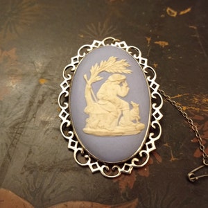 Stunning Wedgwood Jasperware Brooch In Hallmarked Silver Mount