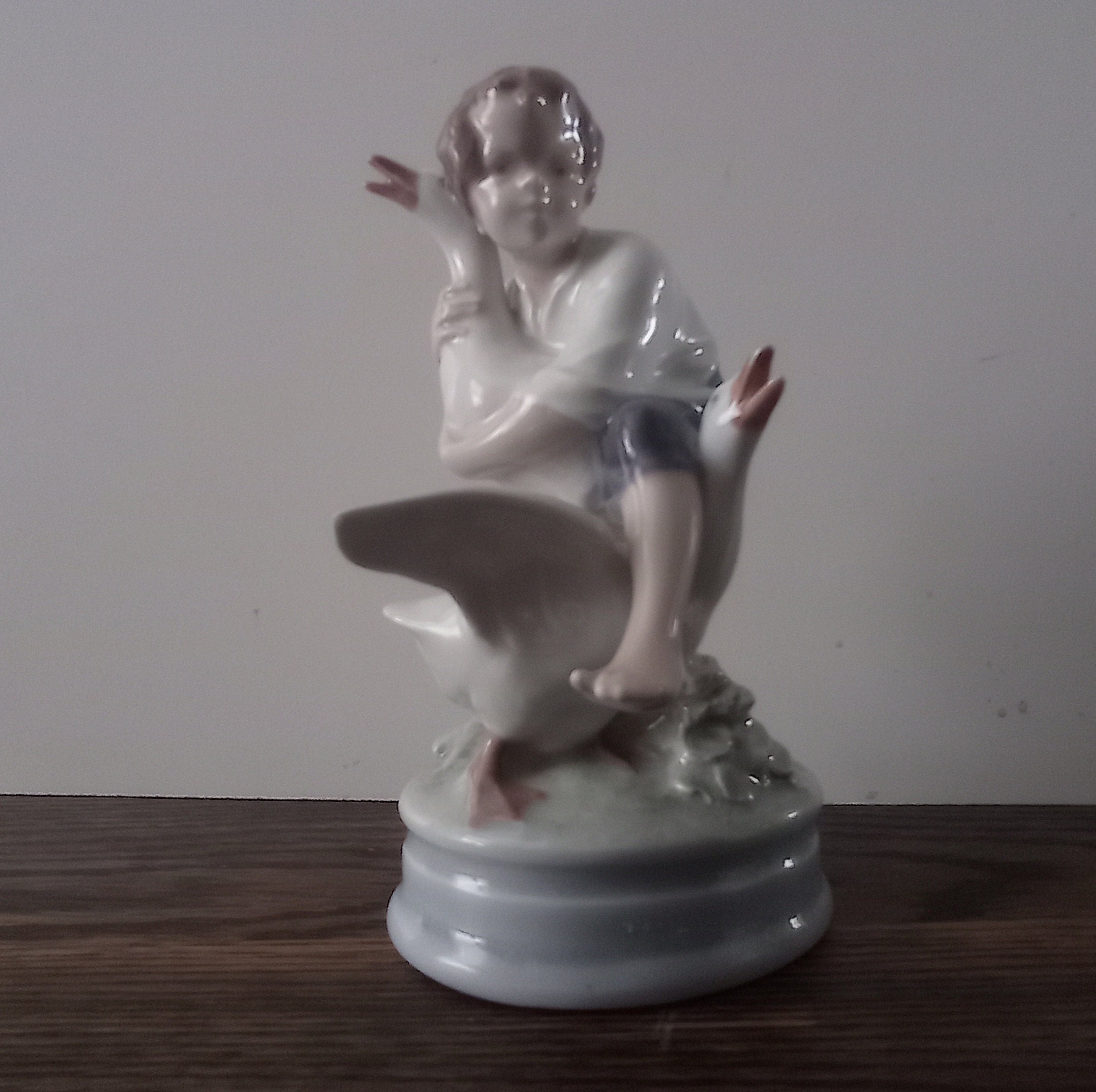 ロイヤルコペンハーゲン女性とガチョウのフィギュア ロイヤルコペンハーゲン女性とガチョウのフィギュア - メルカリ