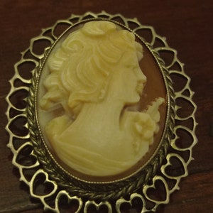Pretty Shell Cameo Brooch/Pendant in Hallmarked Sterling Silver Mount