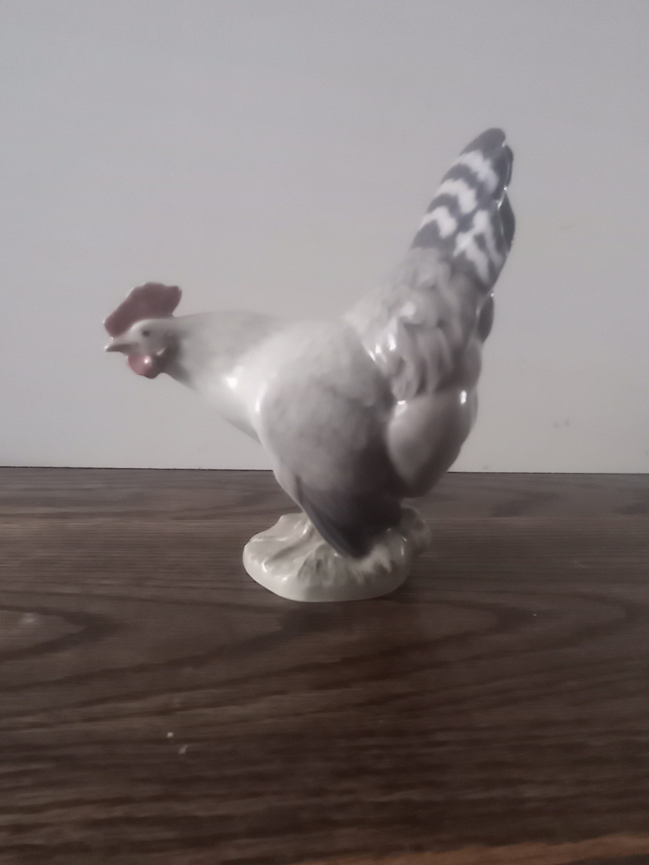 ロイヤルコペンハーゲン 鶏（Hen looking for the worm） Vintage Royal Copenhagen Hen Looking for Worm Figurine