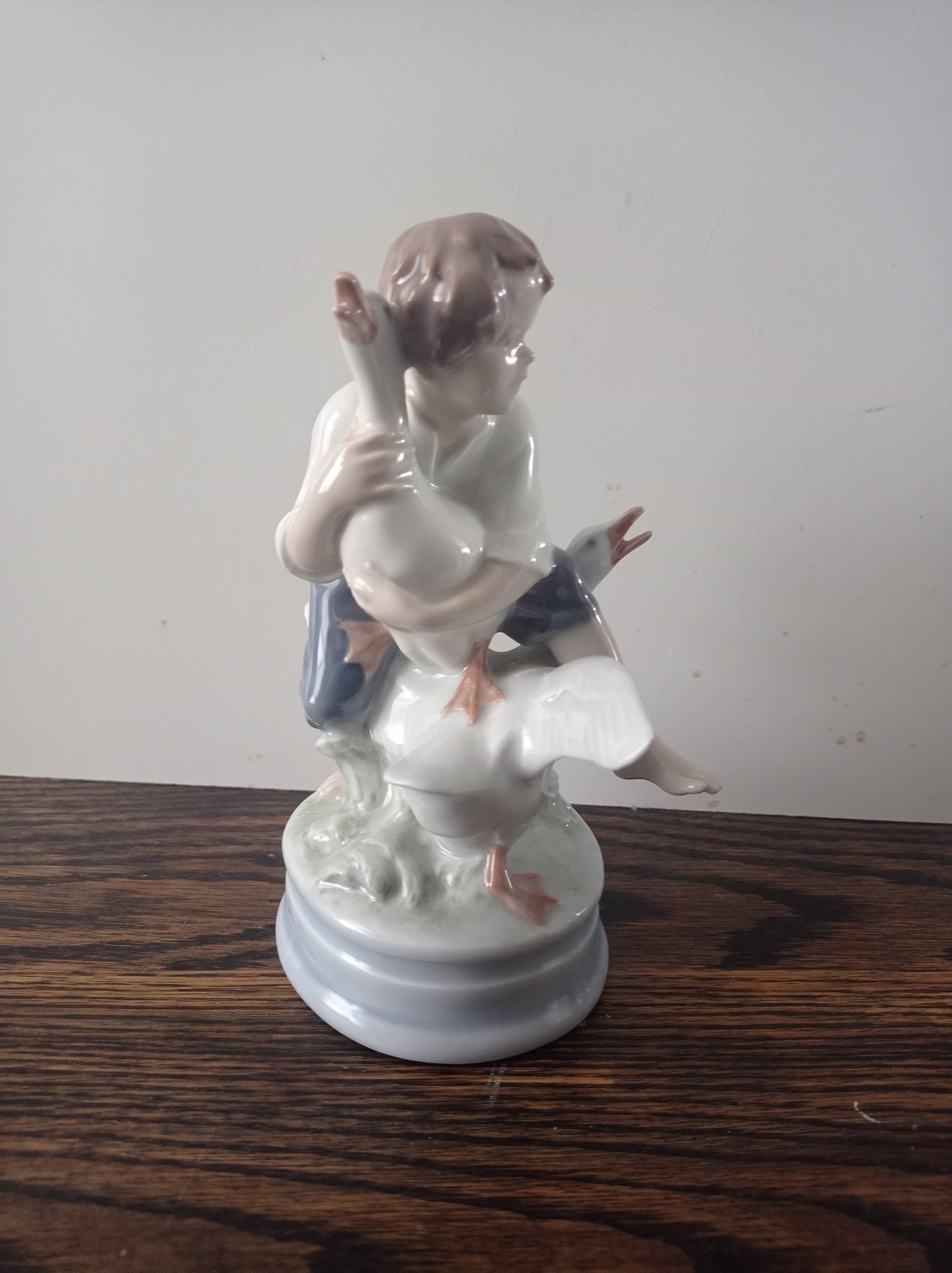 ロイヤルコペンハーゲン女性とガチョウのフィギュア ロイヤルコペンハーゲン ＃527 ガチョウと少女 のフィギュリン