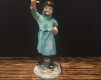 Vintages Kindermodell von Royal Worcester Februar - Junge in einem blauen Regenmantel - Freda Daughty- 3454