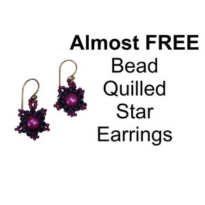 Pode incluir: Um par de brincos de estrela de quilling de contas roxas com ganchos dourados. "Almost FREE Bead Quilled Star Earrings" está escrito na imagem.