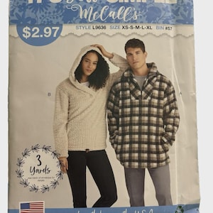 Może przedstawiać: Wzór krawiecki McCall's z bluzą z kapturem i kurtką w kratę. Wzór zawiera tekst "IT'S Sew SIMPLE" i "made with love in the U.S.A.". Rozmiar wzoru to XS-S-M-L-XL. Na zdjęciu widać kobietę i mężczyznę w ubraniach.