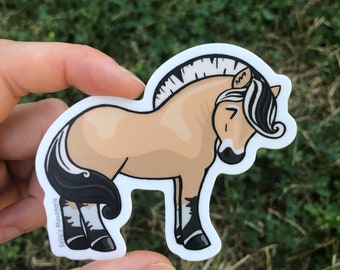 Op de afbeelding: Een sticker van een bruin en wit paard met een zwarte manen en staart. Het paard staat op alle vier de benen en heeft zijn hoofd naar beneden. De sticker is op een witte achtergrond en heeft de tekst "Kylie's Menagerie" in de linkerbenedenhoek.