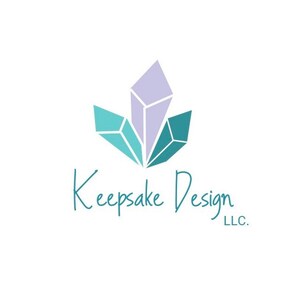 以下が含まれることがあります： 「Keepsake Design LLC」という会社のロゴ。ロゴは、ターコイズとラベンダーの色合いのスタイリッシュなクリスタル形状が3つ描かれています。