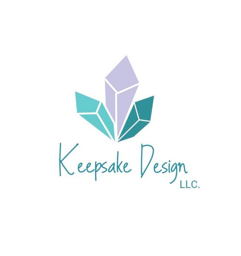 以下が含まれることがあります： 「Keepsake Design LLC」という会社のロゴ。ロゴは、ターコイズとラベンダーの色合いのスタイリッシュなクリスタル形状が3つ描かれています。