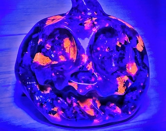 Yooperlite Pumpkin Carving/RARE UV Reactive Sodalite Crystals/Fire Stone/Glowing Crystal/Phosphorescent/Glow in the Dark/Jack O Lantern